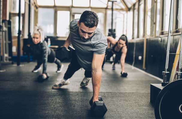 CarnoSyn Beta-alanine man working out with two women in the back